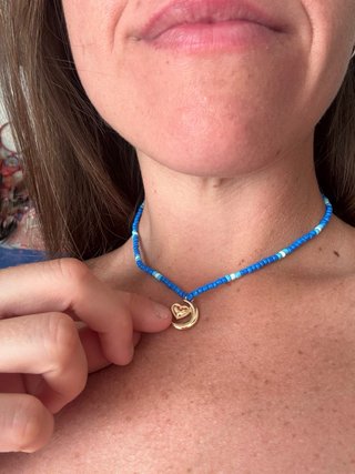 Collana perline blu con ciondolo dorato