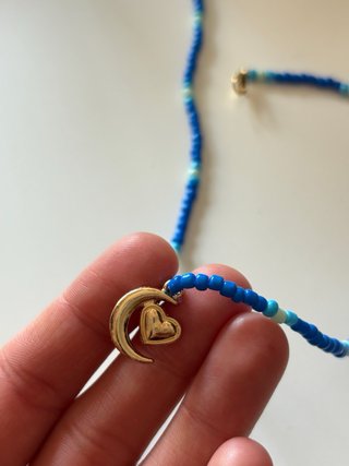 Collana perline blu con ciondolo dorato