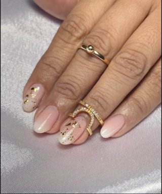 Bañó de acrílico en uñas naturales