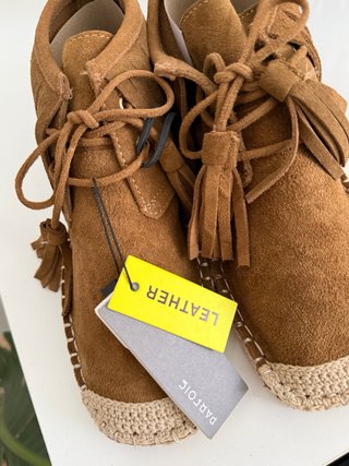 Botín de piel con flecos y cordones