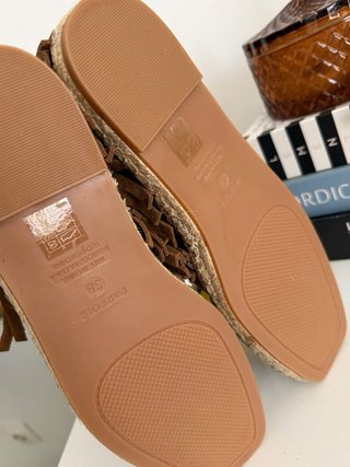 Botín de piel con flecos y cordones