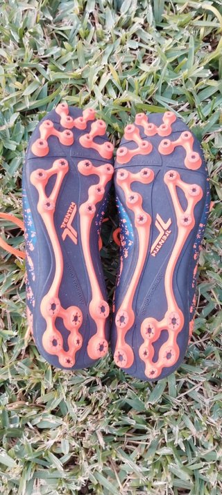 Lote fútbol infantil: Botas Tenth talla 33 + Balón