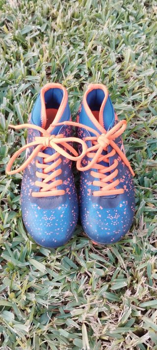 Lote fútbol infantil: Botas Tenth talla 33 + Balón