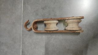 Polea antigua de madera y metal