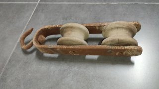 Polea antigua de madera y metal