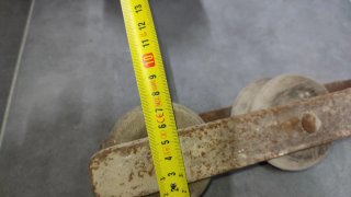 Polea antigua de madera y metal