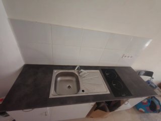Cocina completa con vitrocerámica y pila