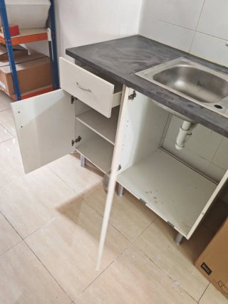Cocina completa con vitrocerámica y pila