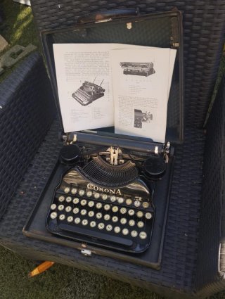 Máquina de escribir antigua Corona