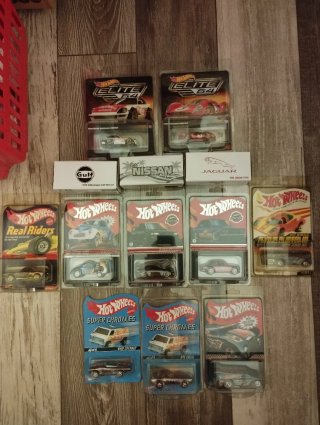 13 Hot Wheels Lote
