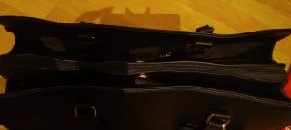 Bolso Negro con Llavero Lazo