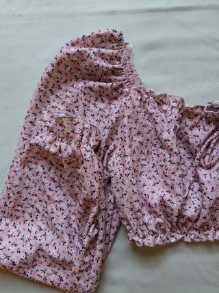 Top floral rosa manga larga