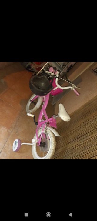 Bicicleta infantil rosa con ruedines