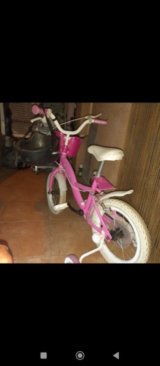 Bicicleta infantil rosa con ruedines