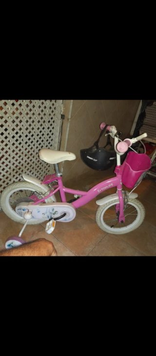 Bicicleta infantil rosa con ruedines