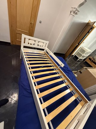 Cama infantil blanca con diseño de ovejas