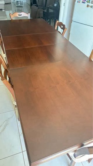 Tavolo da cucina in legno con sedie