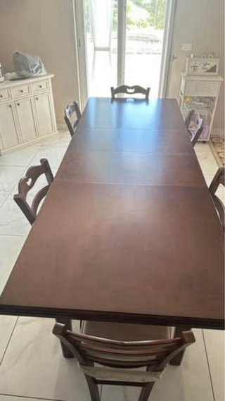 Tavolo da cucina in legno con sedie