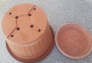 Maceta de plástico marrón
