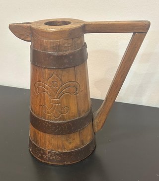 Jarra de madera con banda metálica