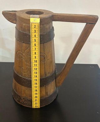 Jarra de madera con banda metálica