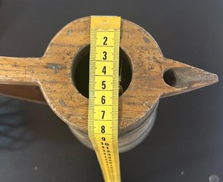 Jarra de madera con banda metálica