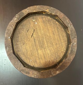 Jarra de madera con banda metálica