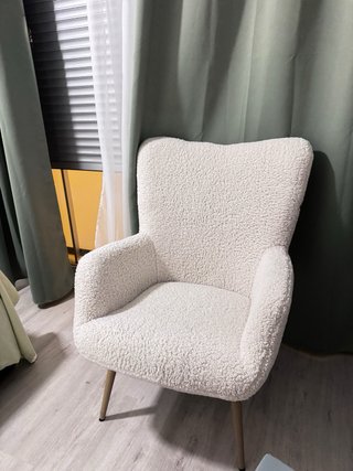 Conjunto sillón y taburete pelo beige
