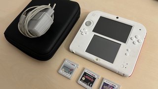 Nintendo 2DS Roja y Blanca + Accesorios