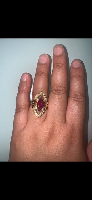 Anillo de oro con piedra roja y diamantes