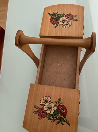 Caja de costura antigua de madera