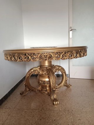 Mesa elegante con cristal decorativo y detalles
