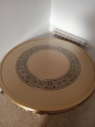 Mesa elegante con cristal decorativo y detalles