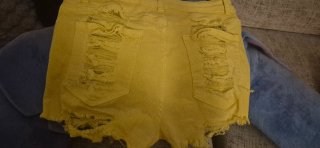 Shorts vaqueros amarillos rotos