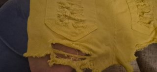 Shorts vaqueros amarillos rotos