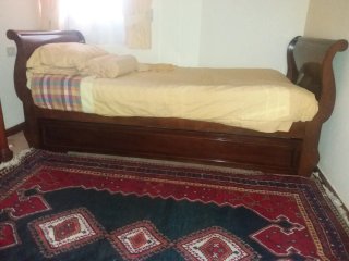 Cama barco nido de caoba con otra cama extraíble.