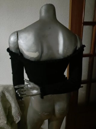 Crop top negro cuello barco manga larga