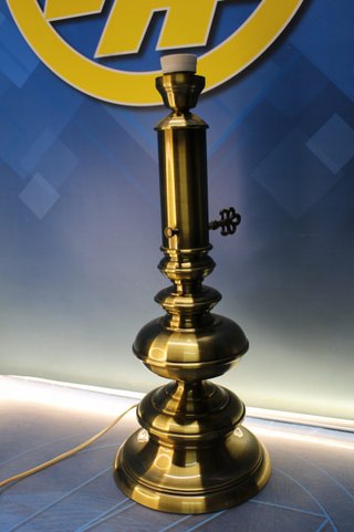 Lámpara de mesa en latón estilo antigua lámpara de gas.