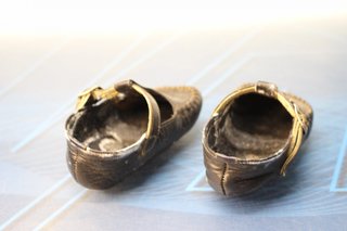 Antiguos zapatos de piel muñeca española.