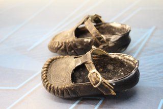 Antiguos zapatos de piel muñeca española.