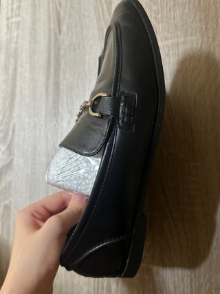 Mocasines negros con detalle metálico
