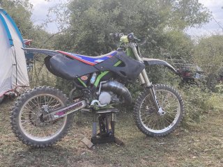 Moto de Cross Negra y Verde