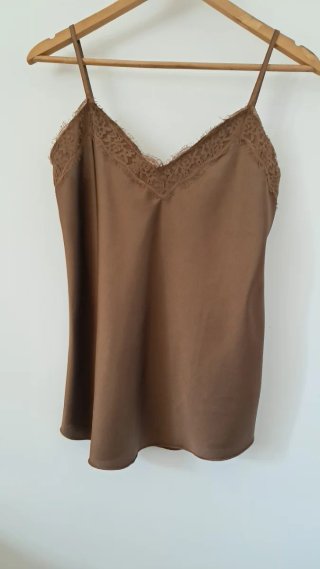 Top marron de tirantes con encaje