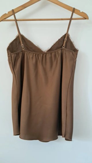 Top marron de tirantes con encaje