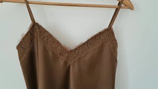 Top marron de tirantes con encaje