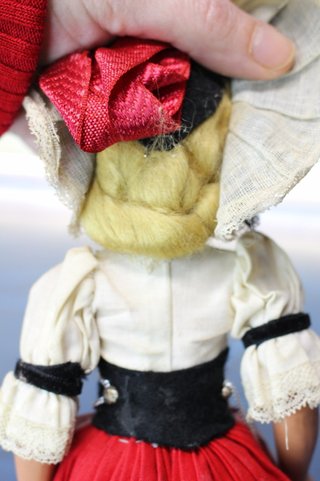 03. Antigua muñeca celuloide traje regional de Appenzell, Suiza.