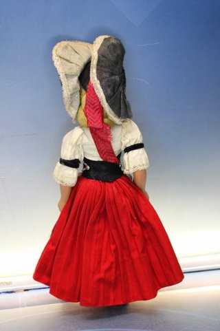 03. Antigua muñeca celuloide traje regional de Appenzell, Suiza.