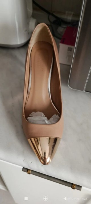 Zapatos de tacón beige y dorado talla 39