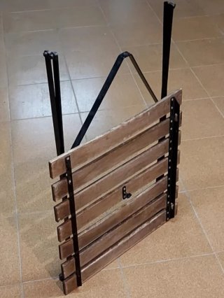 Tavolo pieghevole in legno e ferro con sgabello