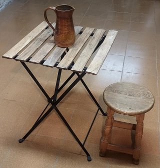 Tavolo pieghevole in legno e ferro con sgabello